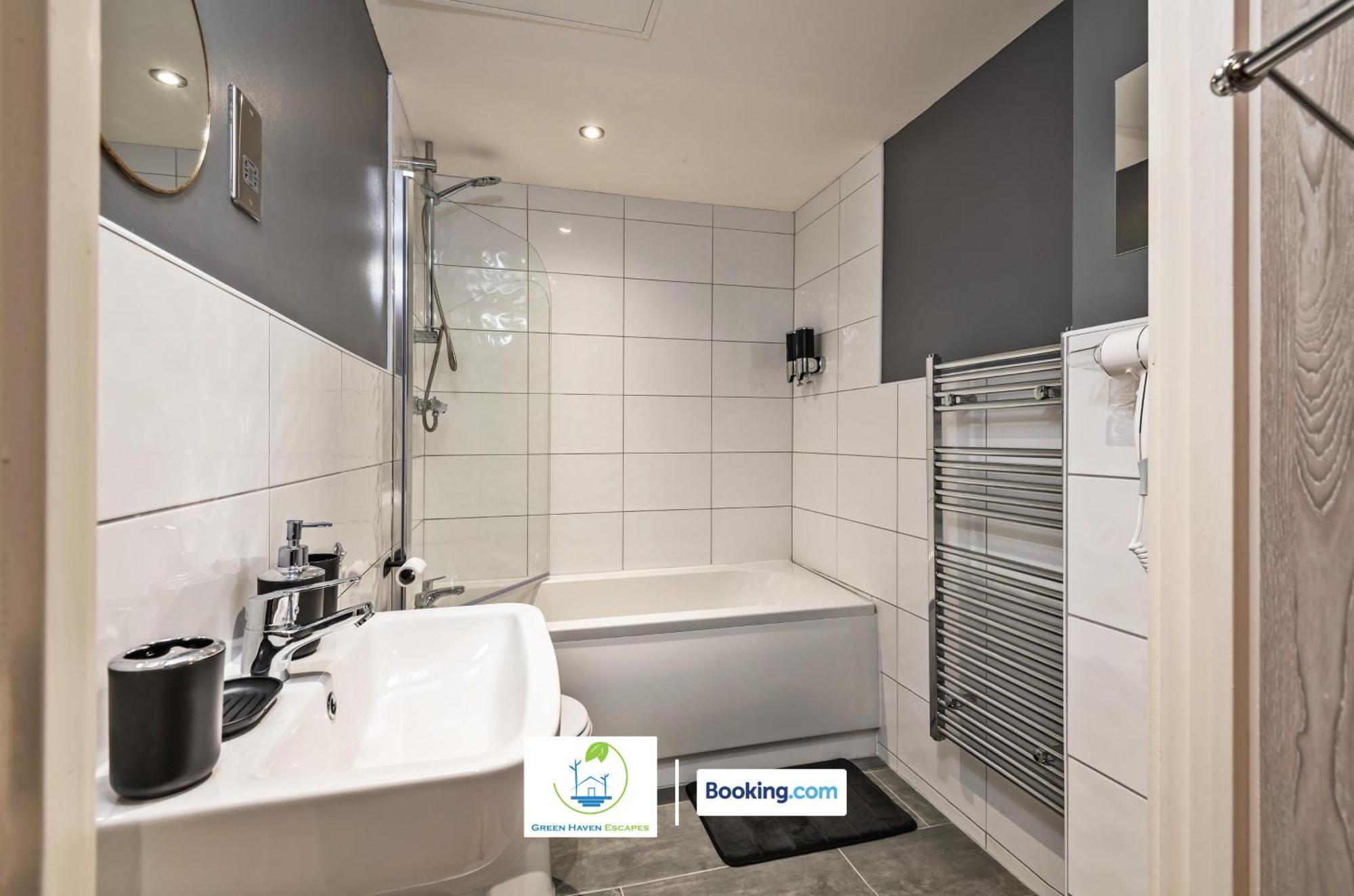 Spacious 1 Bedroom Apartment With 4K Cinema Experience By Green Haven Escapes In Bradford Bradford  Exterior foto